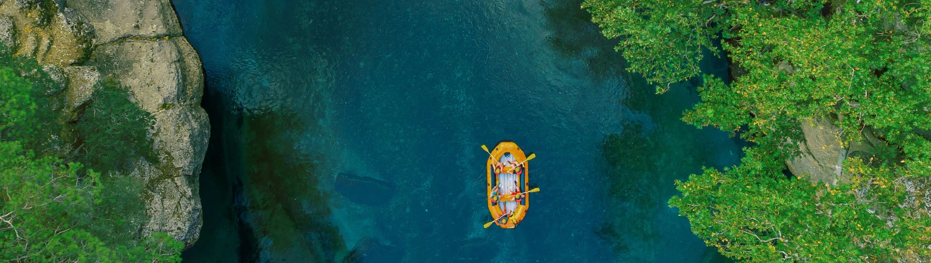 Wasserbild Fluss mit Schlauchboot