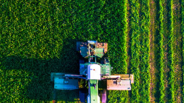 Landwirtschaftliches Fahrzeug auf Acker